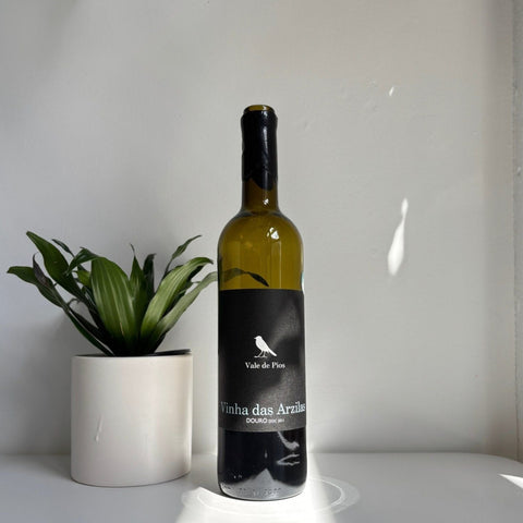Bouteille de vin rouge naturel du Douro au Portugal par Quinta de Vale de Pios : Vinha das Arzilas. Un vin nature à partager, en importation privée au Québec. Parfait pour vos accords mets-vins grâce à la sélection de Le vin dans les voiles.