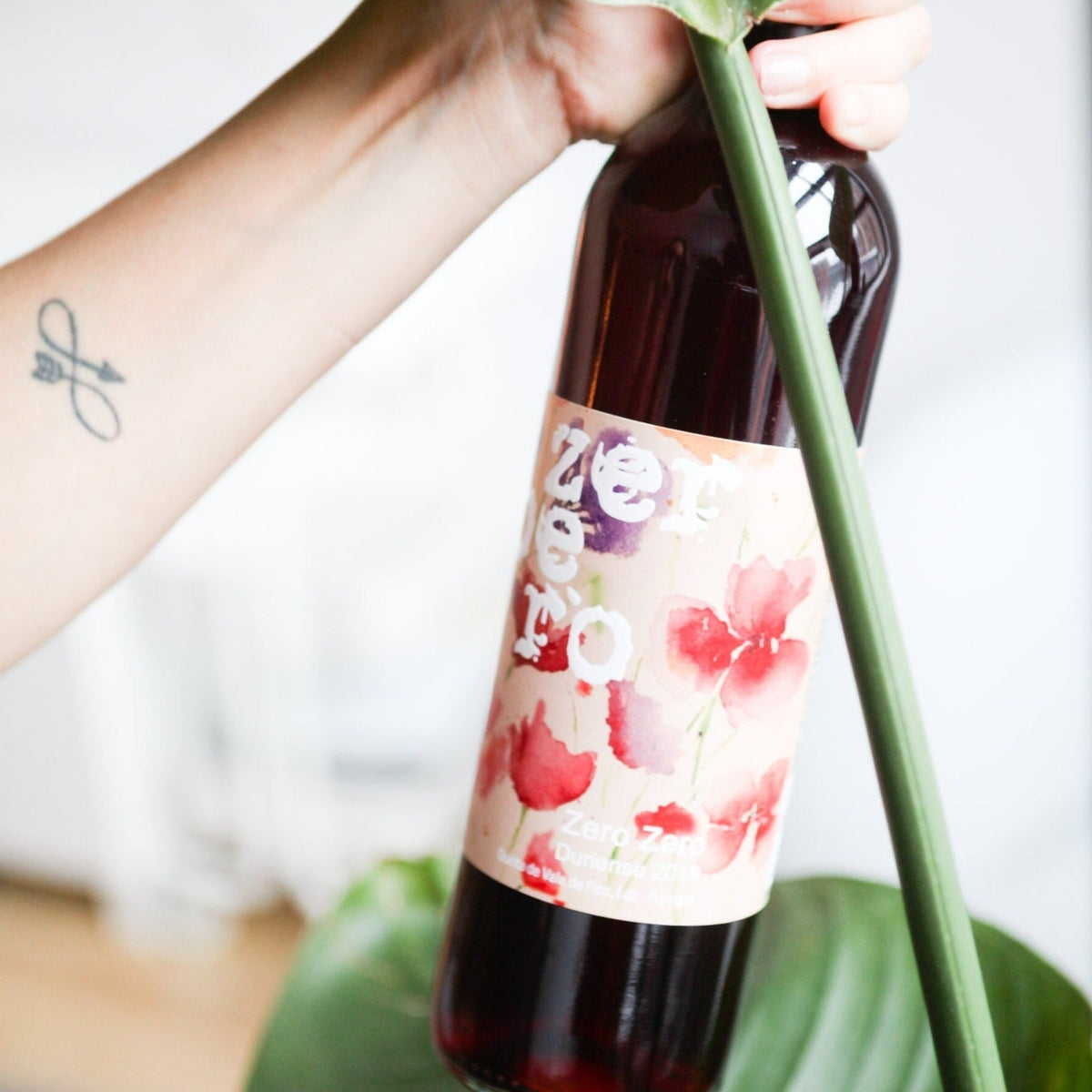 Bouteille de vin rouge naturel du Douro au Portugal par Quinta de Vale de Pios : Zero zero. Un vin nature à partager, en importation privée au Québec. Parfait pour vos accords mets-vins grâce à la sélection de Le vin dans les voiles. (image : 2 sur 3)