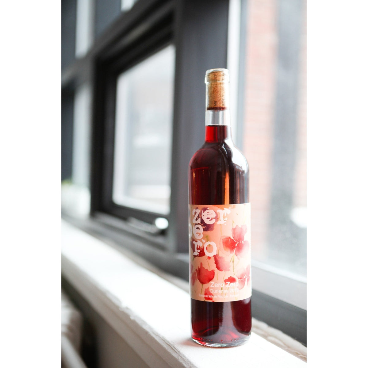 Bouteille de vin rouge naturel du Douro au Portugal par Quinta de Vale de Pios : Zero zero. Un vin nature à partager, en importation privée au Québec. Parfait pour vos accords mets-vins grâce à la sélection de Le vin dans les voiles. (image : 3 sur 3)