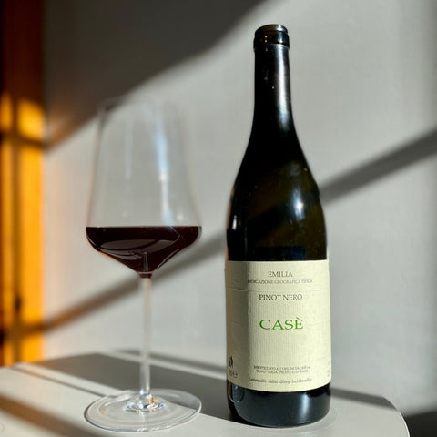 Bouteille de vin rouge nature du Domaine Casè en Émile-Romagne: Pinot nero (Image: 1 sur 2)