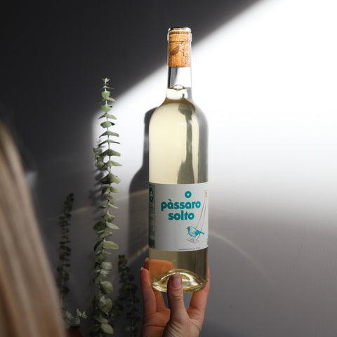 Bouteille de vin blanc biologique du domaine Vale de Pios au Portugal: O passaro solto branco.