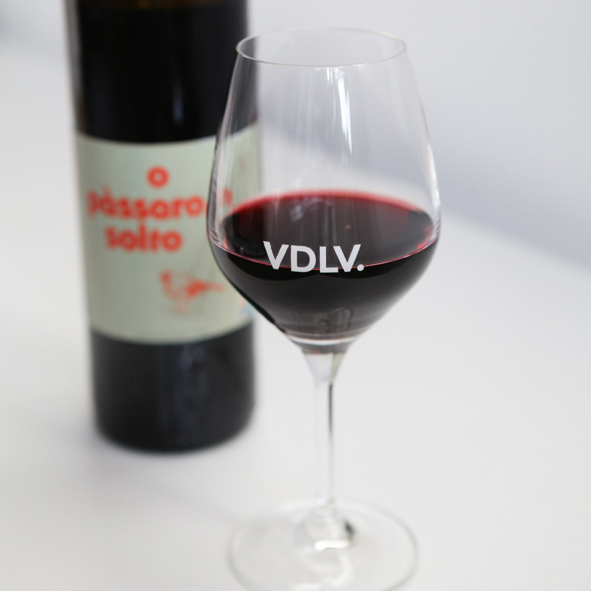 Bouteille de vin rouge biologique du domaine Vale de Pios au Portugal: O passaro solto tinto. (Image: 2 sur 2).